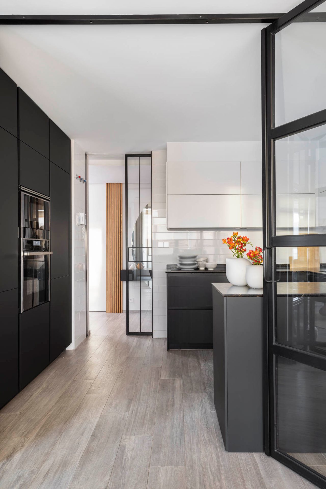 Cocina en negro mate con puerta de cristal tipo industrial