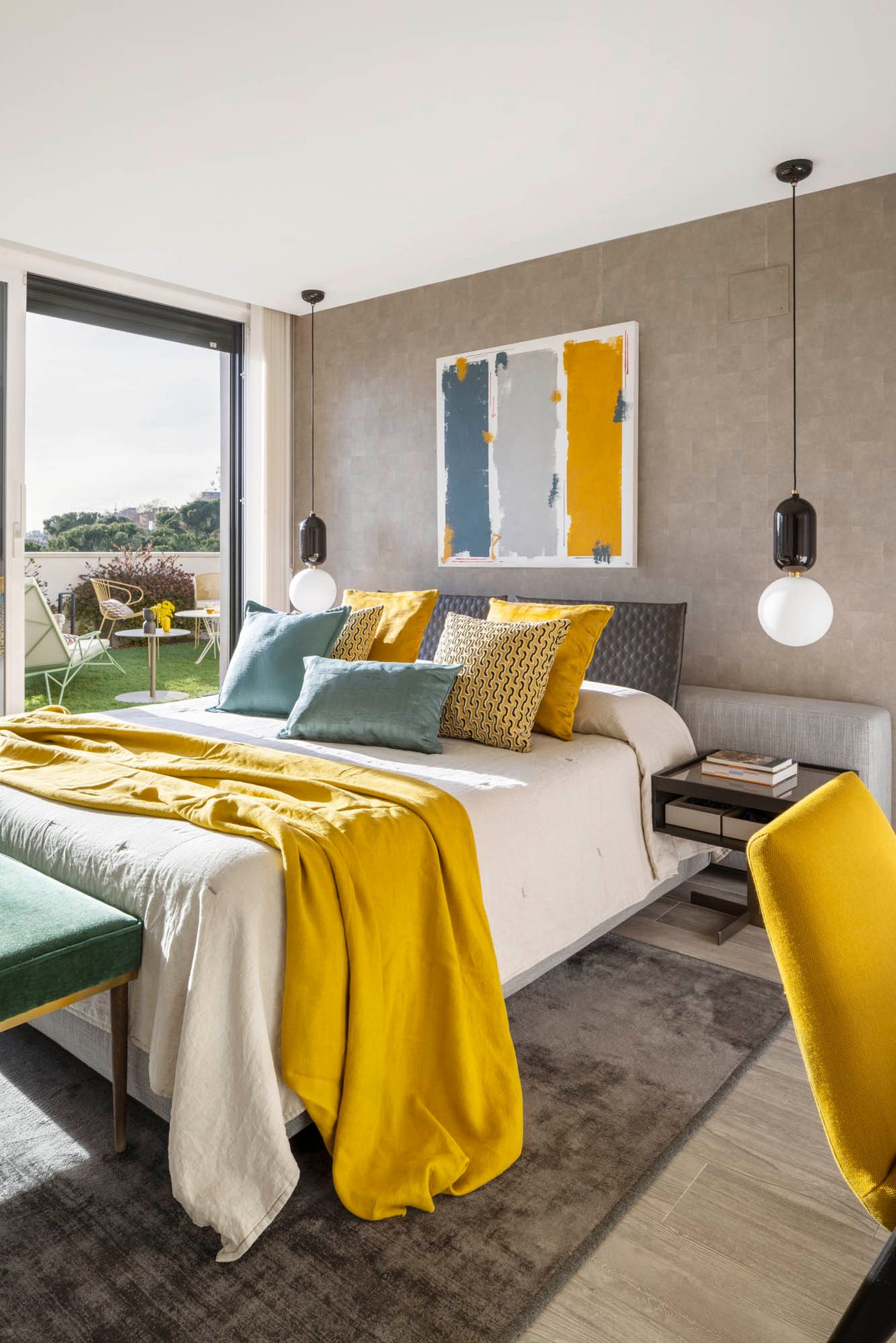 Dormitorio principal en gris y mostaza con salida a la terraza