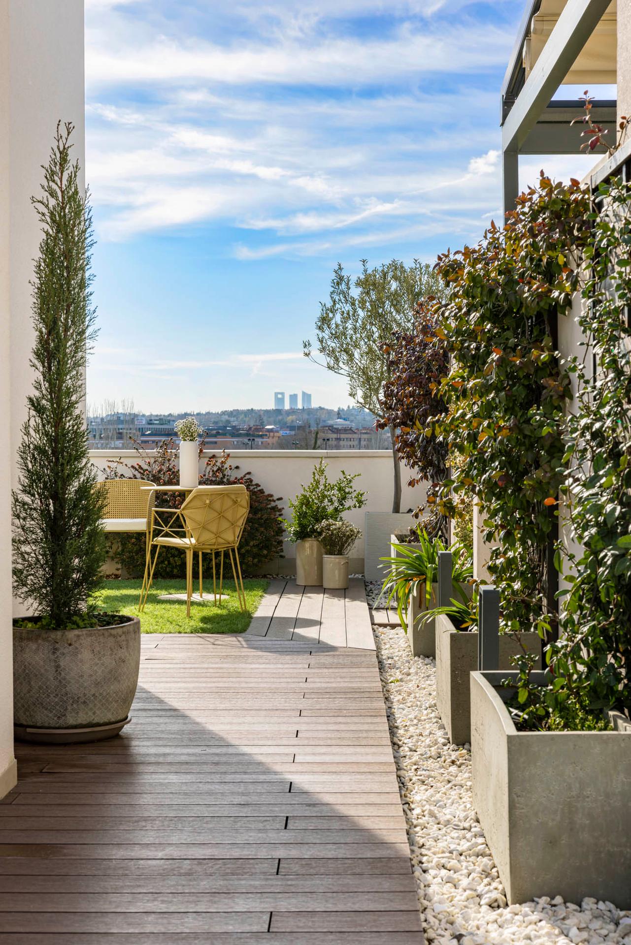Terraza de ático con vistas a las Cuatro Torres de Madrid