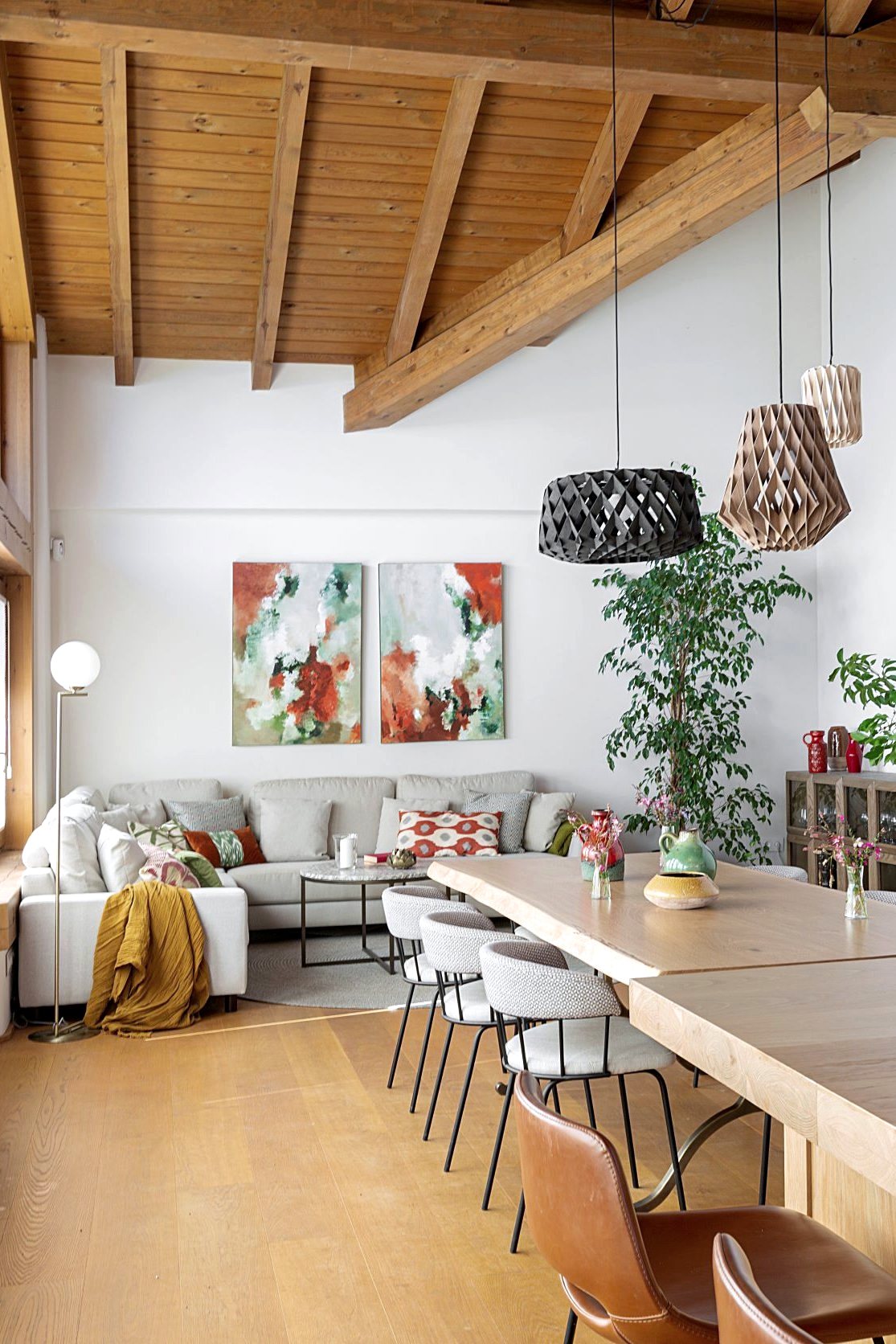 Espacio abierto de salón y cocina con isla de madera